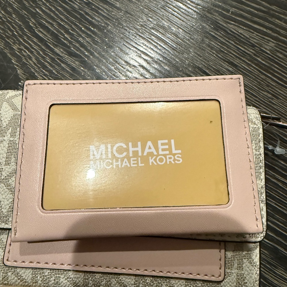 Jet Set Medium Signature Logo 2-in-1 Wallet - Picture 9 of 10